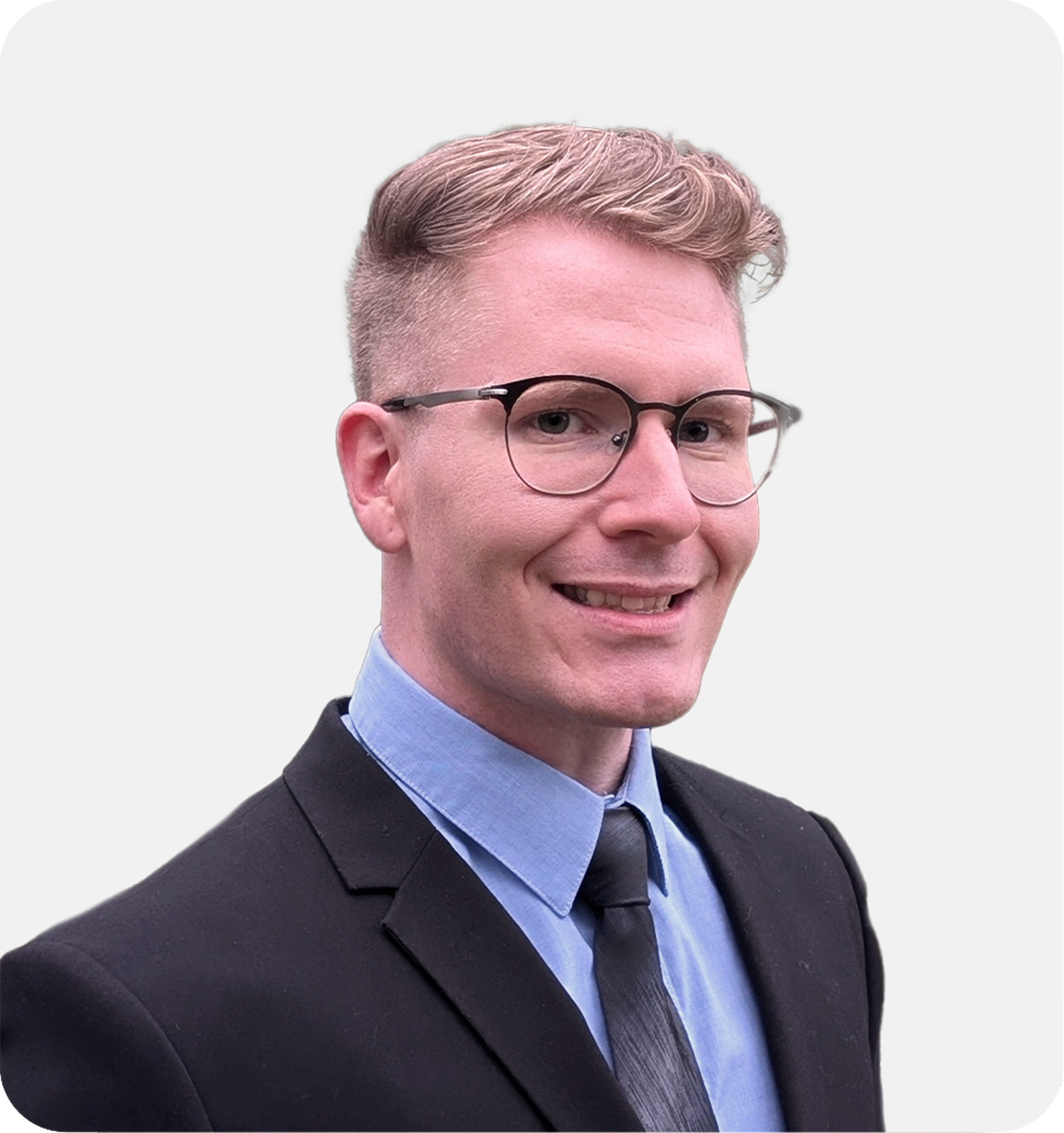 headshot of Andy Smith, Estland web developer, pictured in a suit and smiling